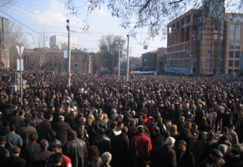 Протестующие в Ереване двинулись на резиденцию Саргсяна