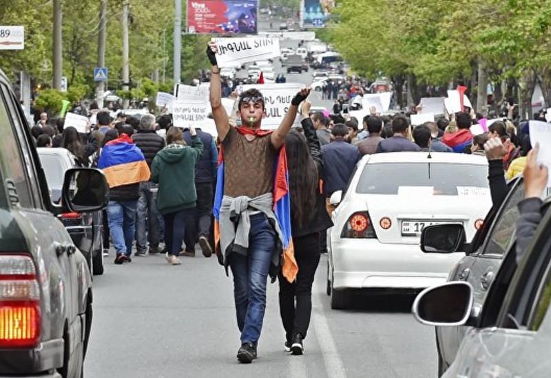 Митингующие в Ереване преградили дорогу автомобилю главы Минобороны