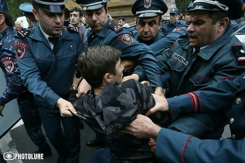 Четверо полицейских в Ереване арестовывают школьника