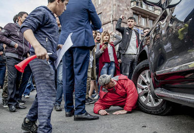 Митингующие в Ереване напали на автомобиль главы Минобороны - как это было <span class="color_red">- ФОТОРЕПОРТАЖ</span>