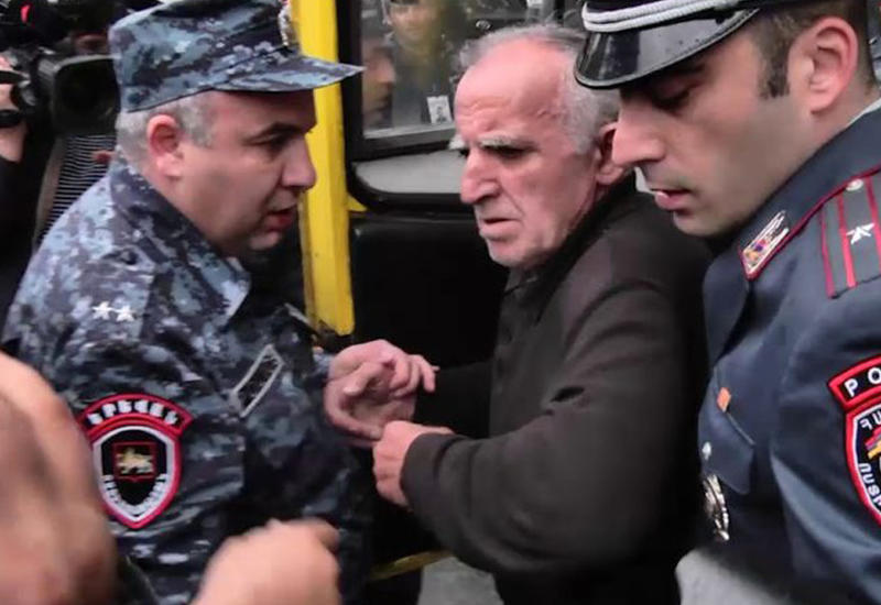 Водитель отказался помогать полиции и бросил автобус с задержанными в Ереване