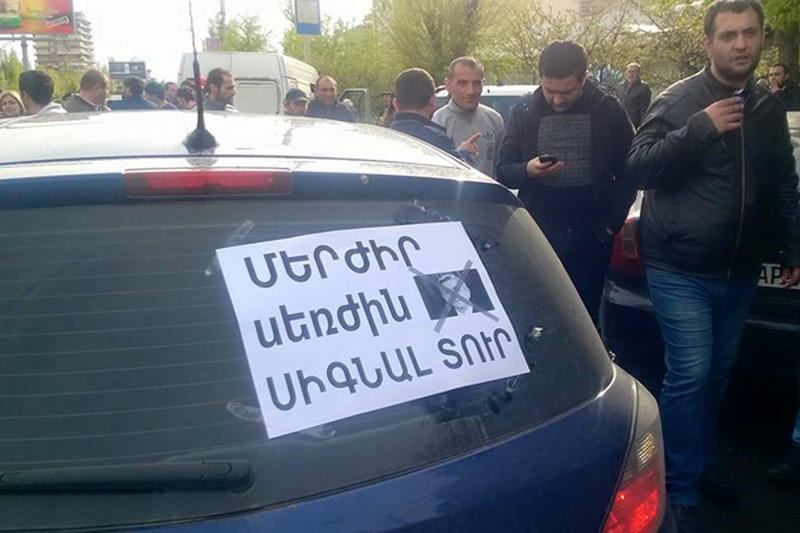 Унижение Саргсяна - по всему миру ищут портреты премьера Армении