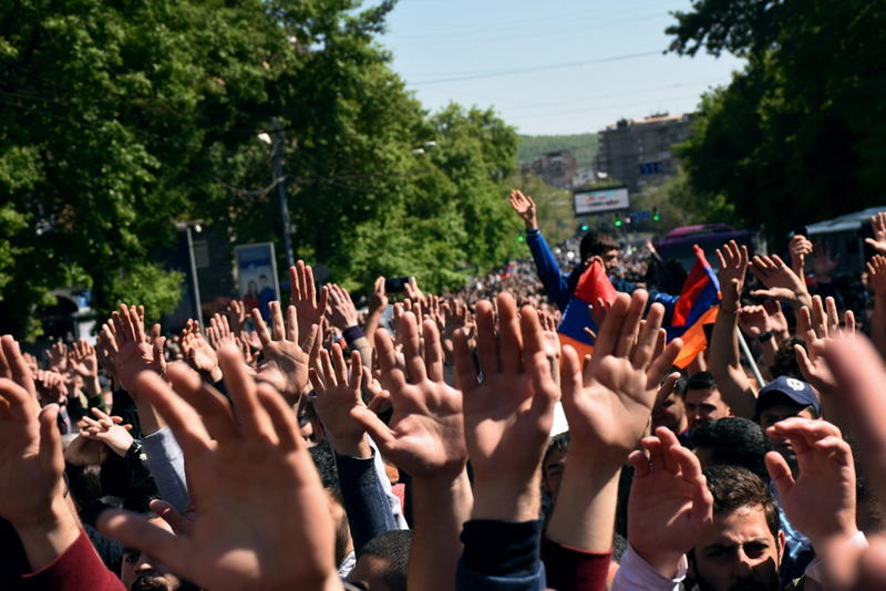 Горячий апрель в Ереване - как выгоняют Сержа Саргсяна