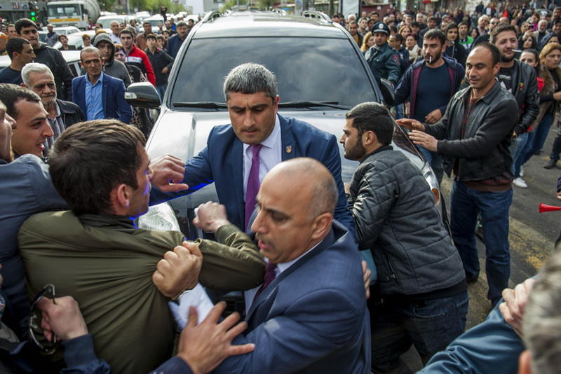 Митингующие в Ереване напали на автомобиль главы Минобороны - как это было