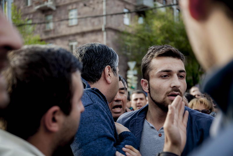 Митингующие в Ереване напали на автомобиль главы Минобороны - как это было