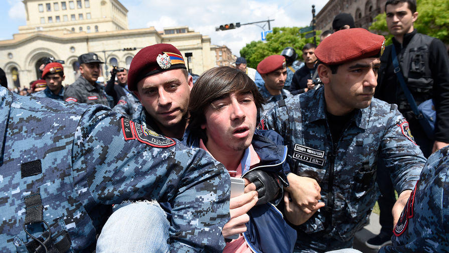 Полиция бьется с протестующими в Ереване, 7 человек госпитализировано, 228 задержано