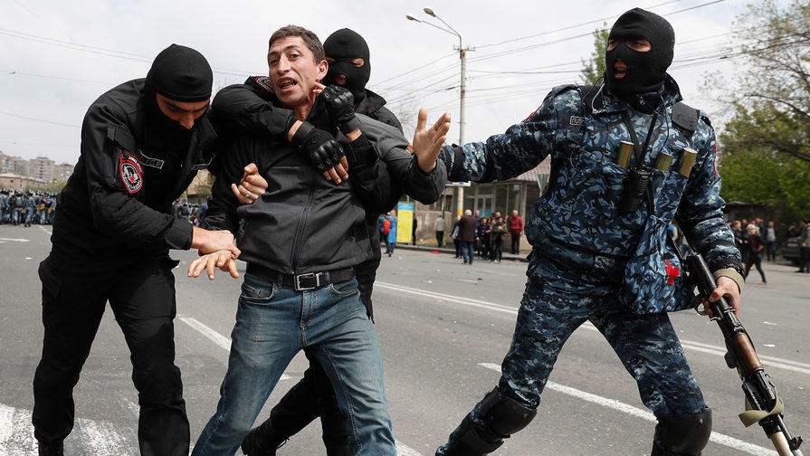 Полиция бьется с протестующими в Ереване, 7 человек госпитализировано, 228 задержано
