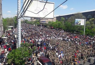 В Ереване на митинг вышло 300 000 человек