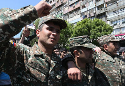 В соцсетях возмущаются отсутствием дисциплины в армянской армии: что солдаты делают на митингах?