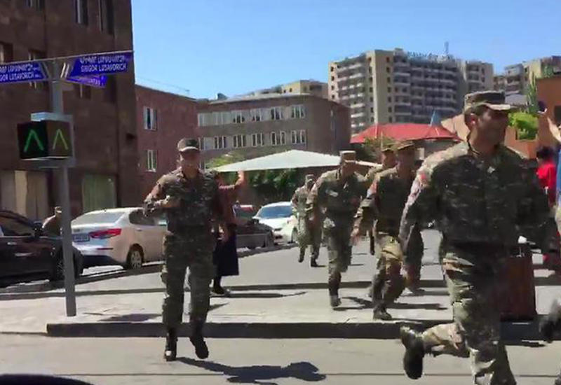 Армянские солдаты массово покидают части и присоединяются к митингам. Минобороны в бешенстве <span class="color_red">- ВИДЕО</span>