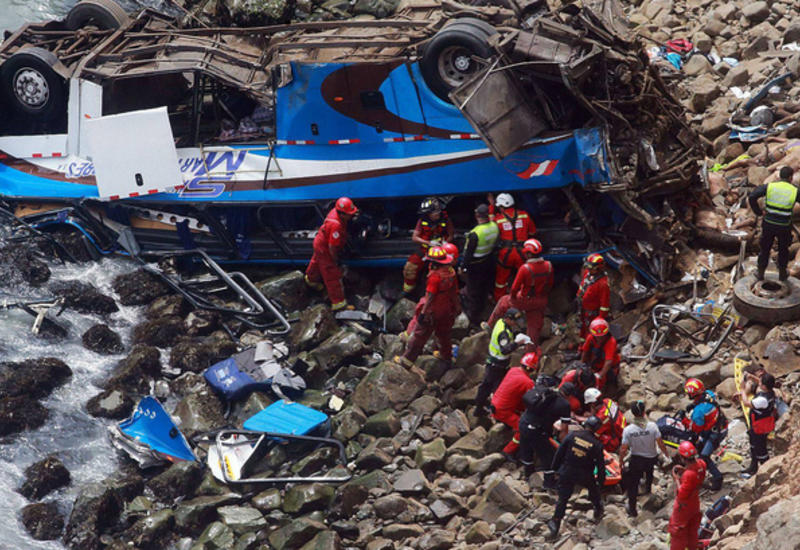 В КНДР автобус с туристами упал с моста, десятки погибших