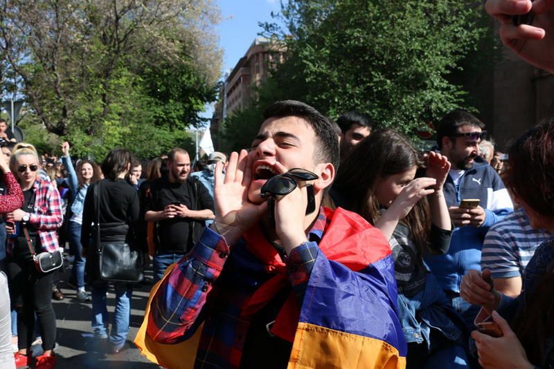 "Прощай, Вася!". Армяне ликуют в ожидании нового диктатора