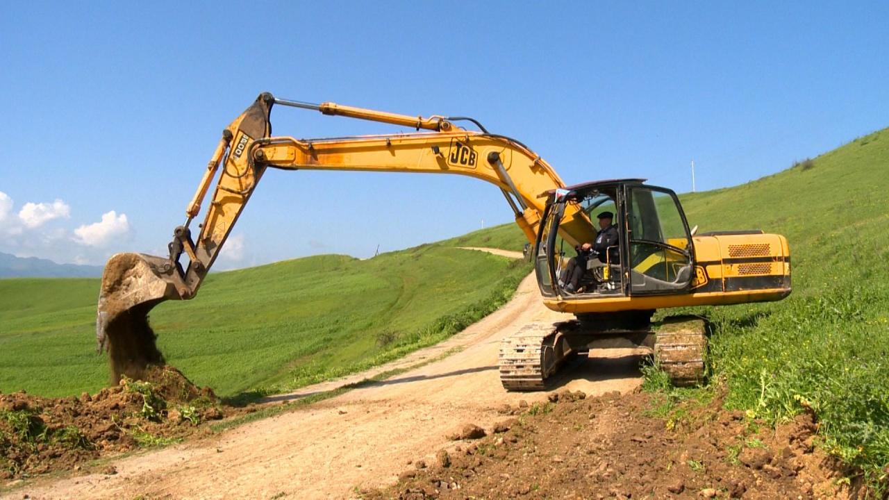 В одном из районов Азербайджана ремонтируются межпоселковые дороги
