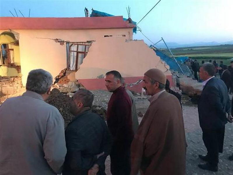 В Турции произошло сильное землетрясение, десятки пострадавших