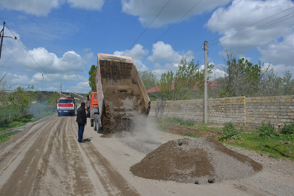 В Азербайджане реконструируются дороги, соединяющие прифронтовые села