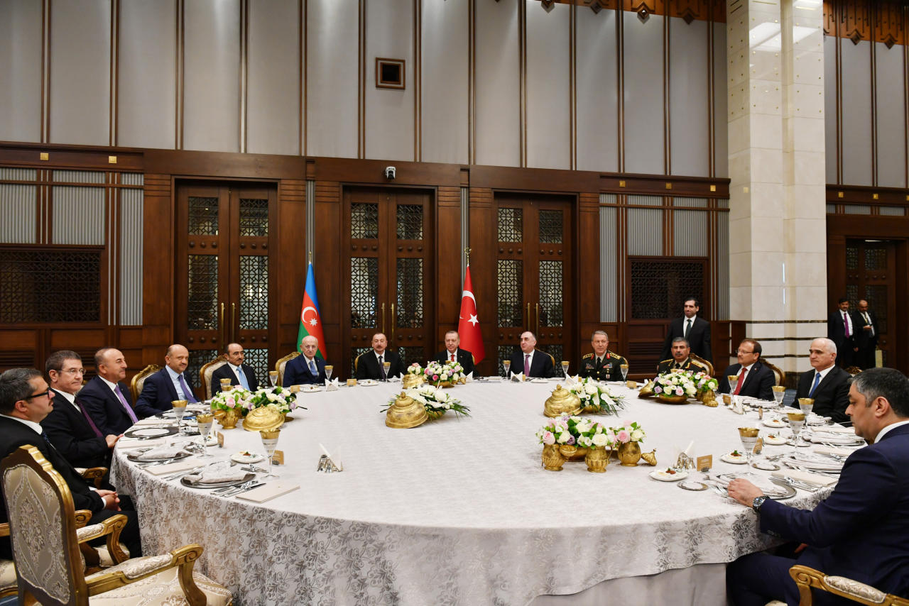 От имени Президента Турции дан официальный обед в честь Президента Ильхама Алиева