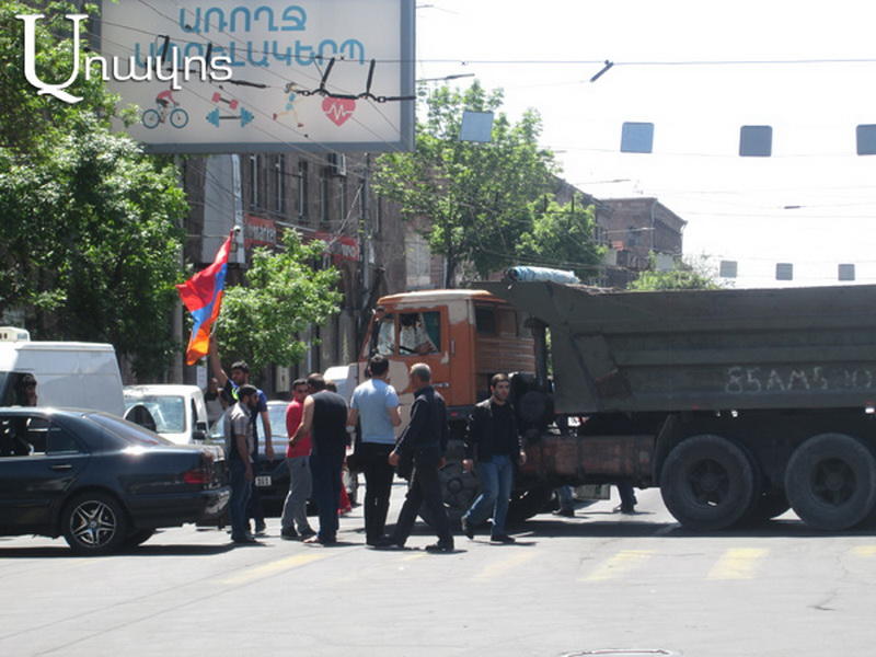 Игрушечная революция? Протесты в Армении становятся все более странными