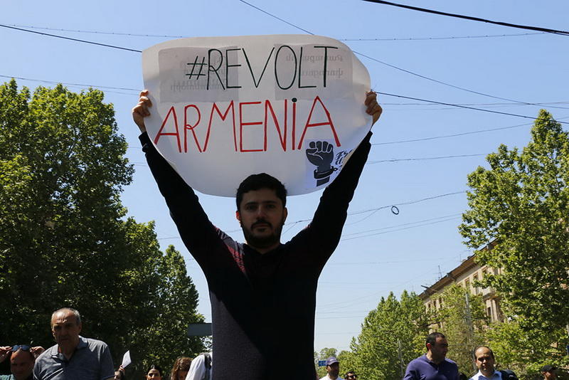 Игрушечная революция? Протесты в Армении становятся все более странными