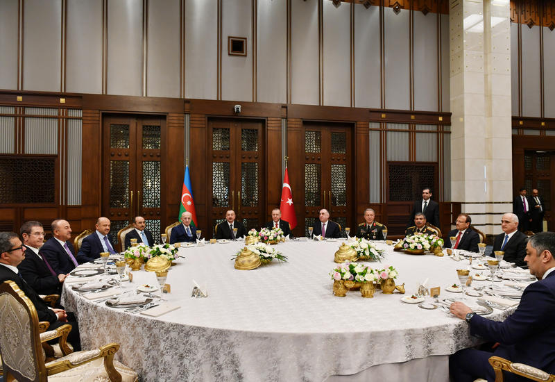 От имени Президента Турции дан официальный обед в честь Президента Ильхама Алиева