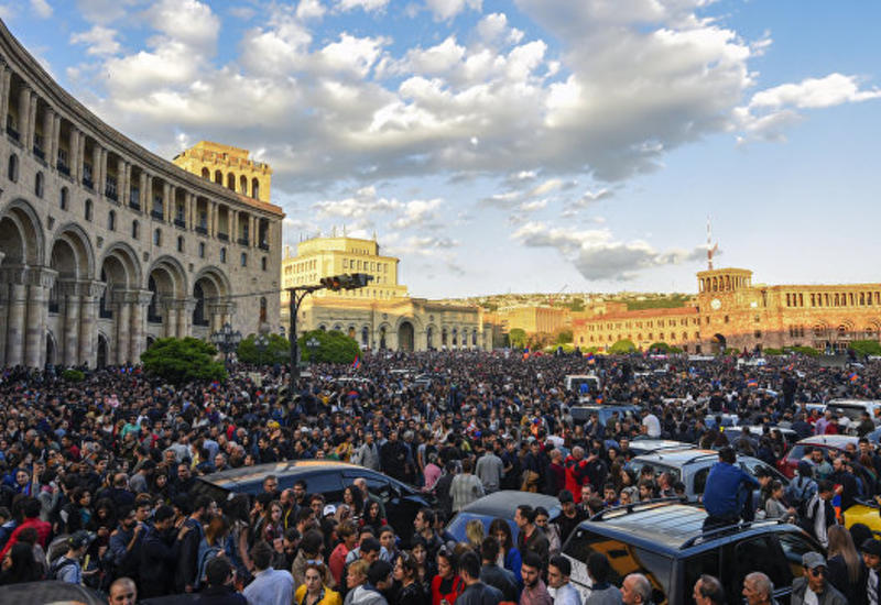 Протестующие в Ереване потребовали выбрать премьером Армении Пашиняна