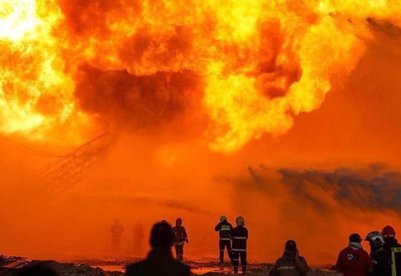 Сильный пожар на нефтескважине в Индонезии, много погибших