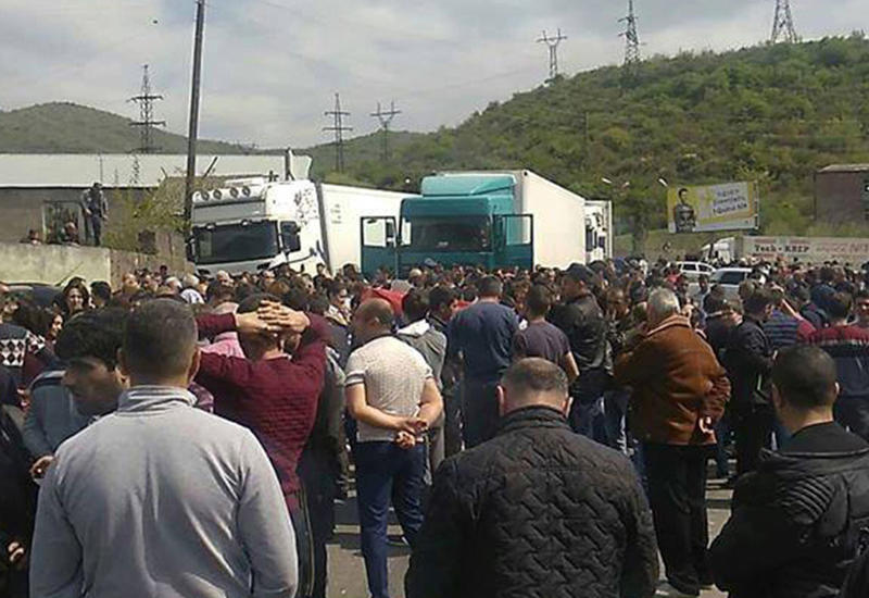 Протестующие в Армении блокируют дорогу в Грузию