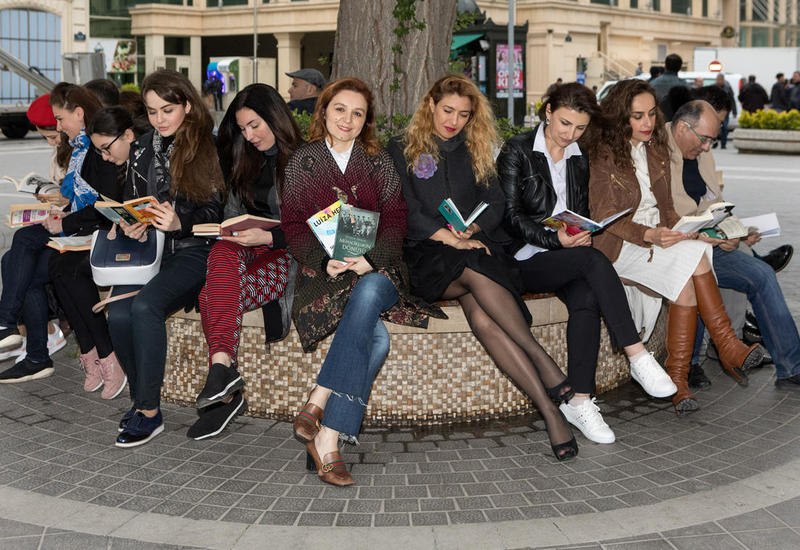 В центре Баку прошел книжный флешмоб