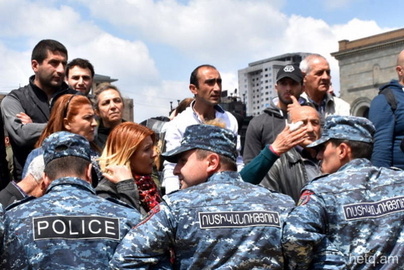 К зданию правительства Армении снова стягивается бронетехника