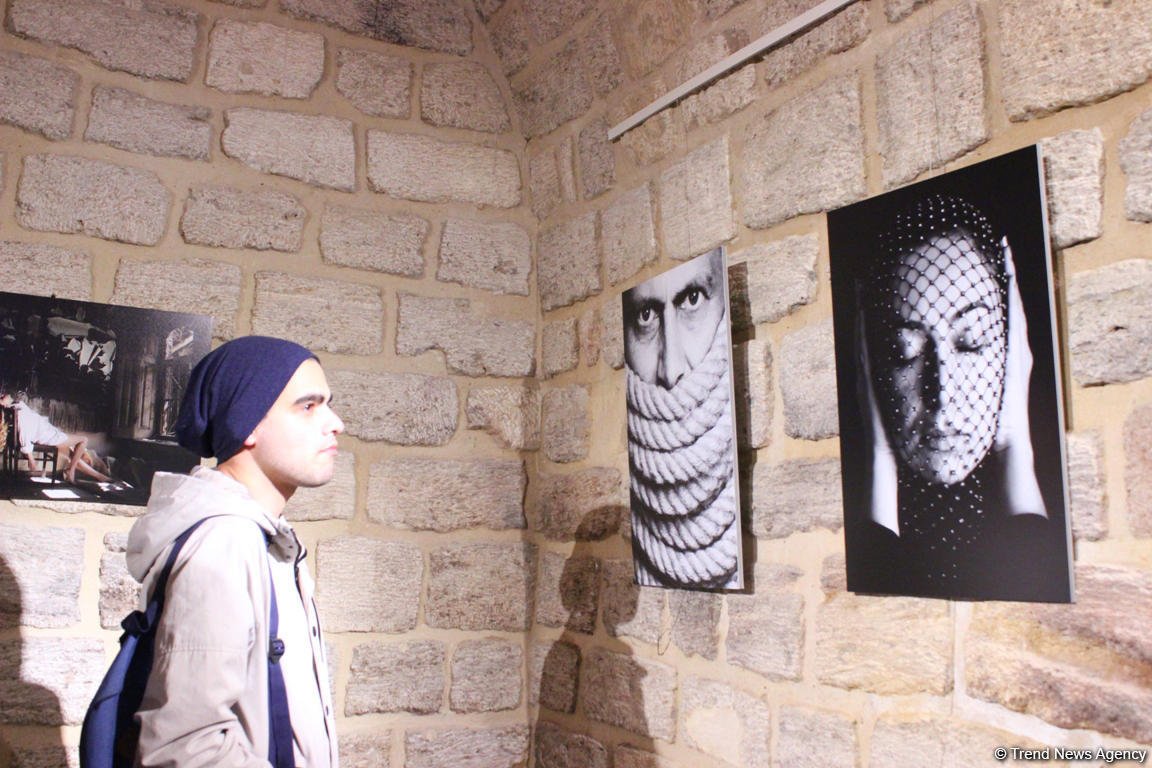 В Баку открылась персональная фотовыставка известного фотографа Лалы Гусейновой