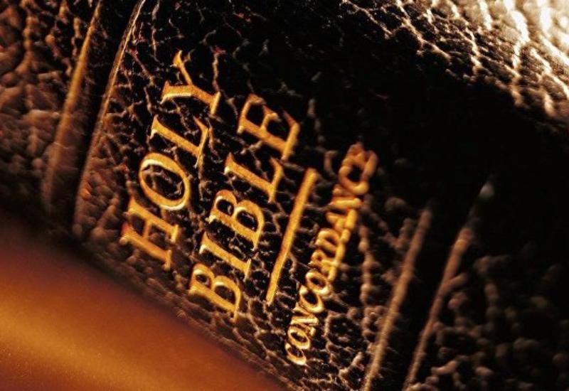 Американский журнал включил Библию в список "ненужных" книг