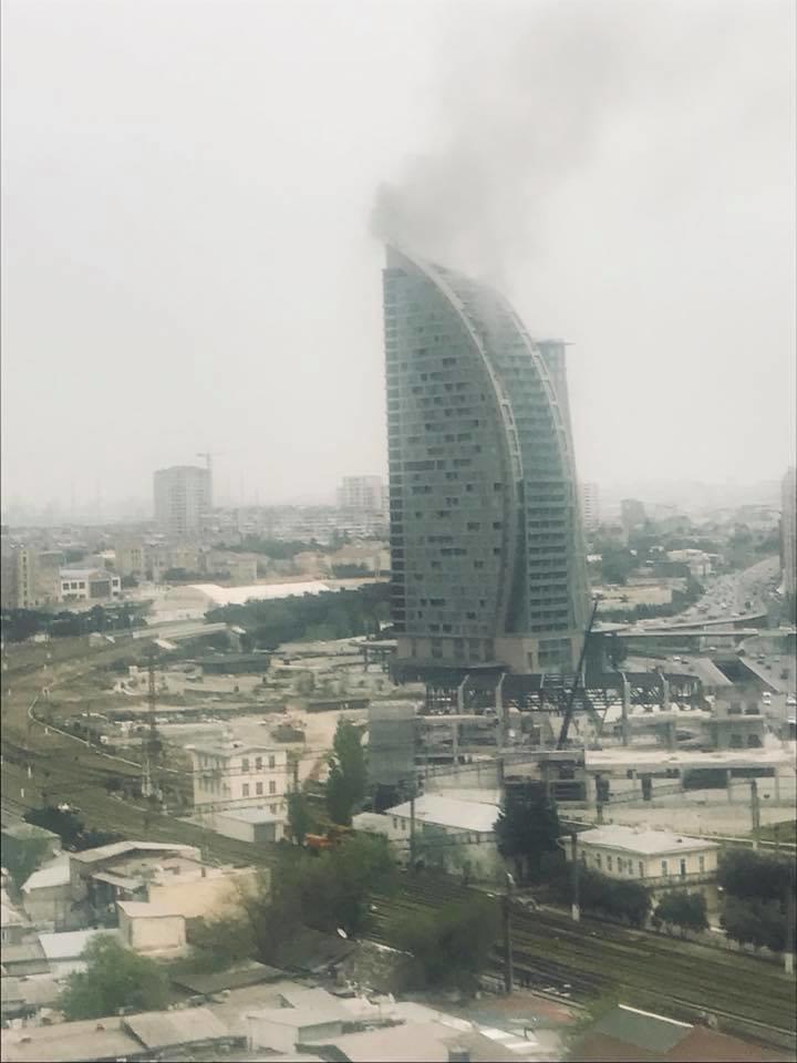 В высотном здании в Баку произошел пожар, есть пострадавший