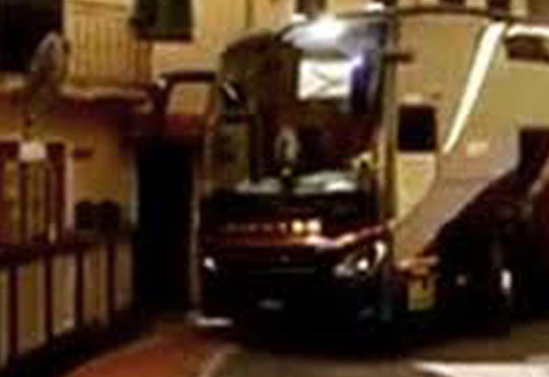 Водитель виртуозно провел огромный автобус по изгибам узенькой улочки