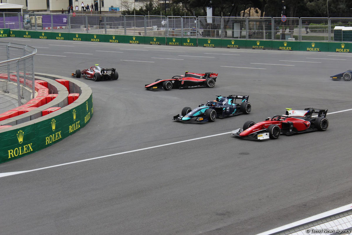 Определились победители первого основного соревнования в классе FIA Formula-2 в Баку
