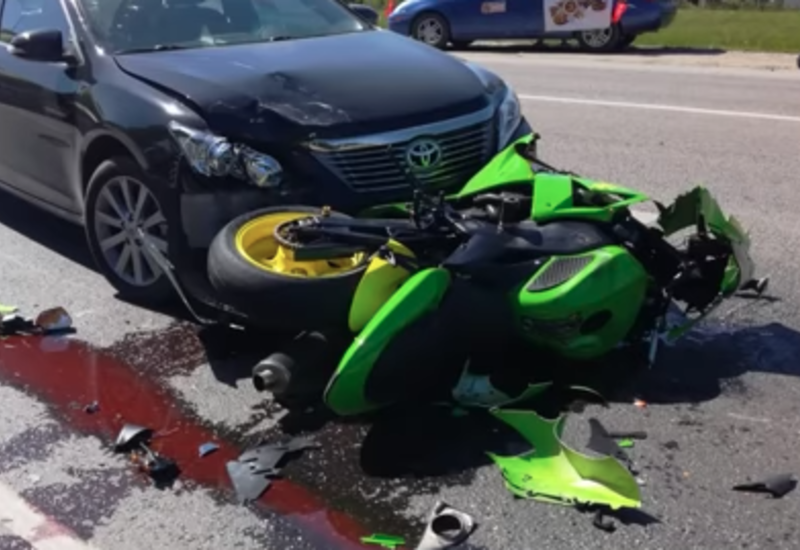 Мотоциклист протаранил машину, уворачиваясь от пешеходов