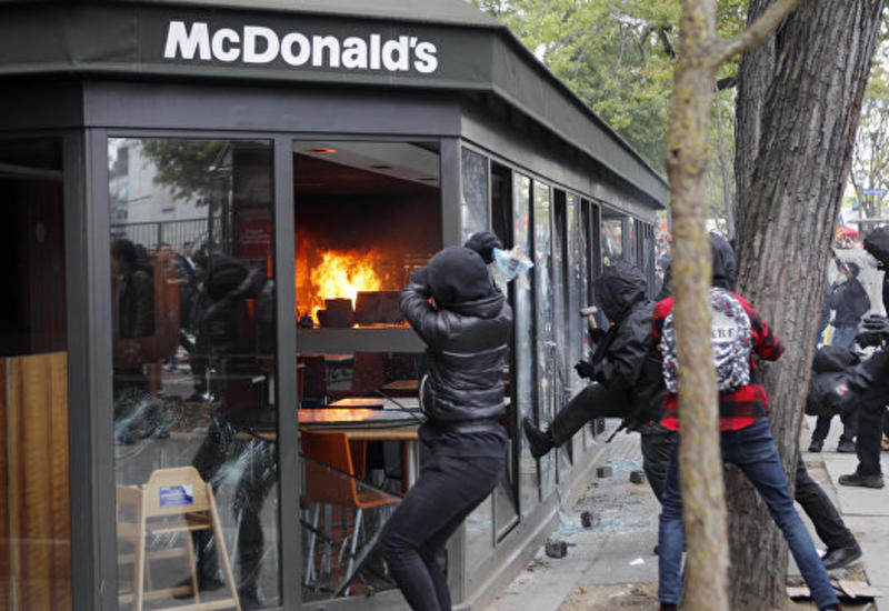 Парижская полиция применила слезоточивый газ в ответ на беспорядки