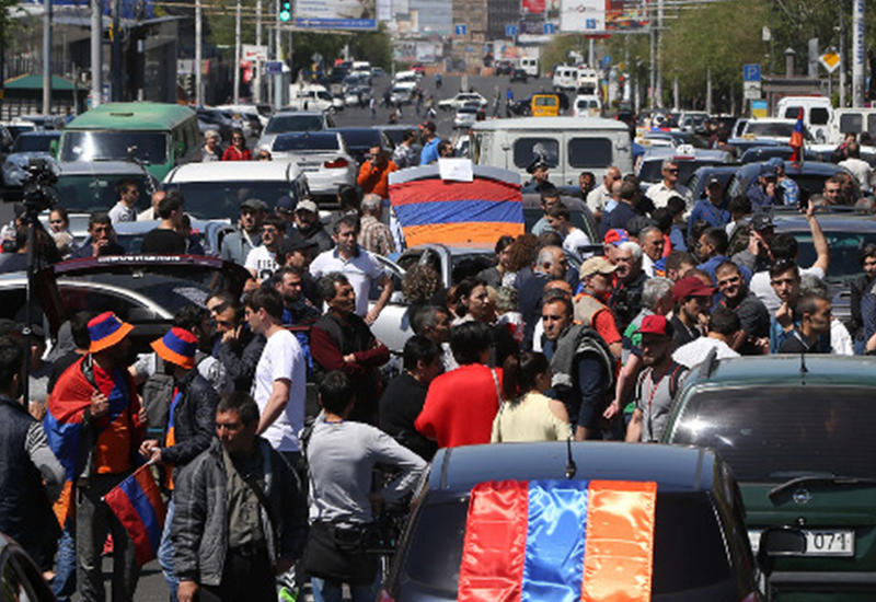 В Армении началась тотальная блокада дорог
