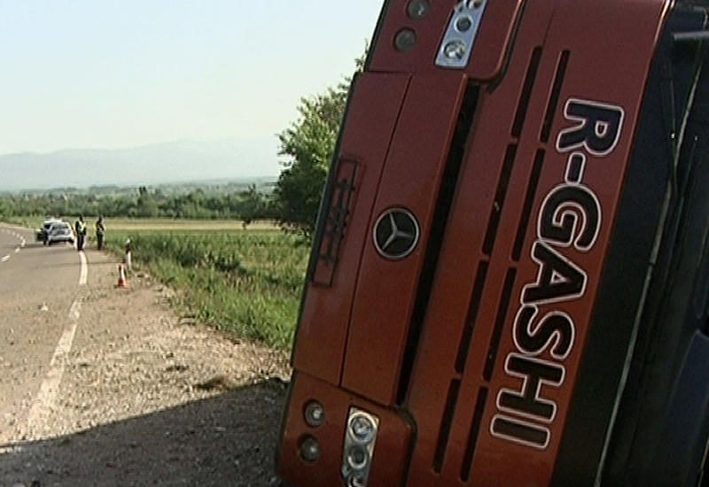В Сербии автобус вылетел с трассы и перевернулся, есть пострадавшие