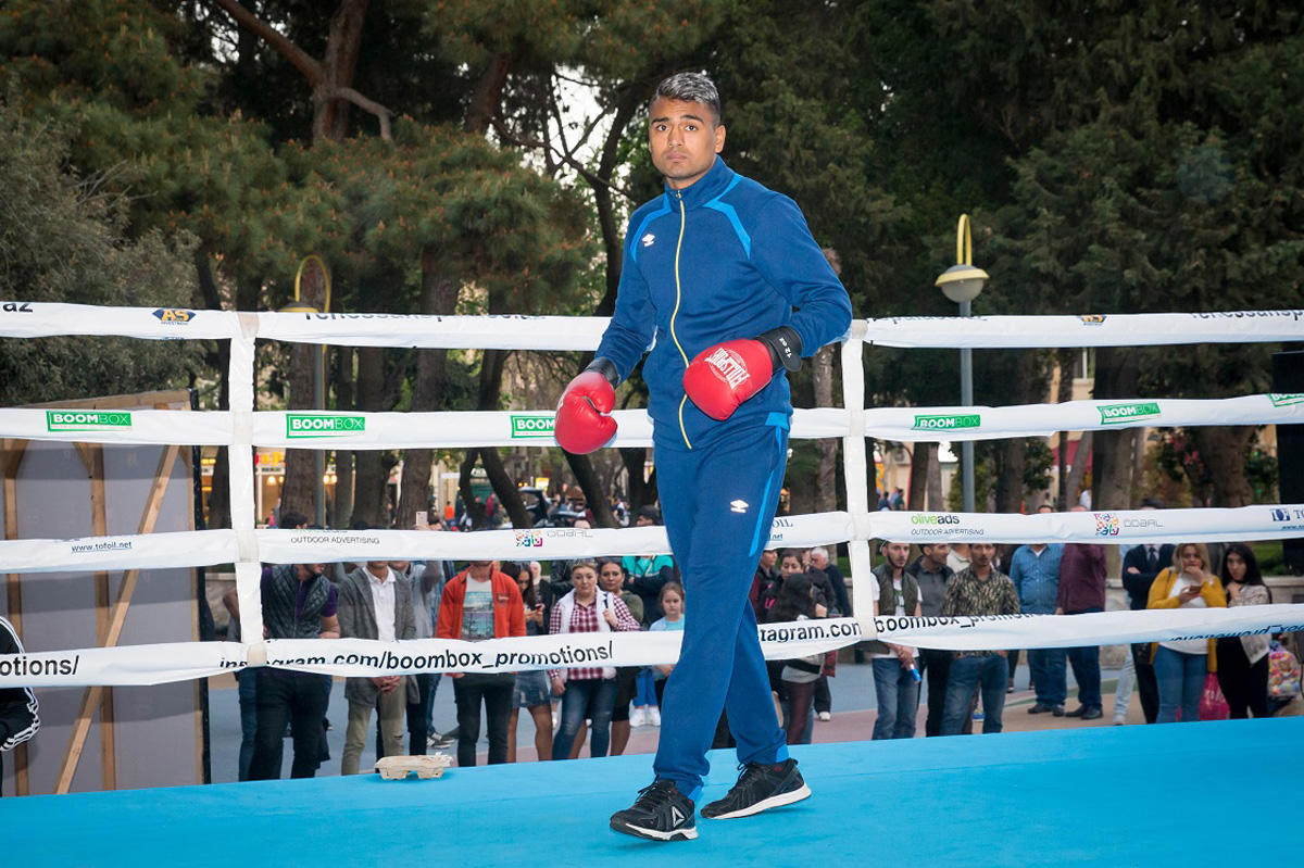 Профессиональные боксеры из разных стран вышли на ринг под открытым небом в Баку