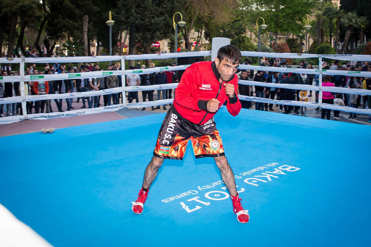 Профессиональные боксеры из разных стран вышли на ринг под открытым небом в Баку