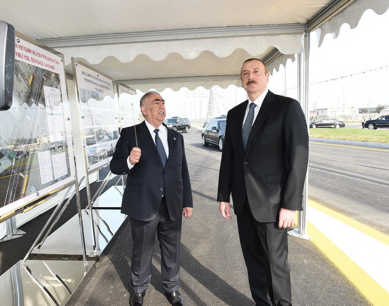 Президент Ильхам Алиев принял участие в открытии разноуровневой дорожной развязки и перехода к проспекту Гейдара Алиева в Баку