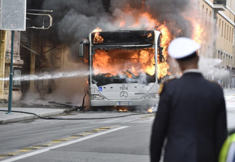 В центре Рима взорвался автобус