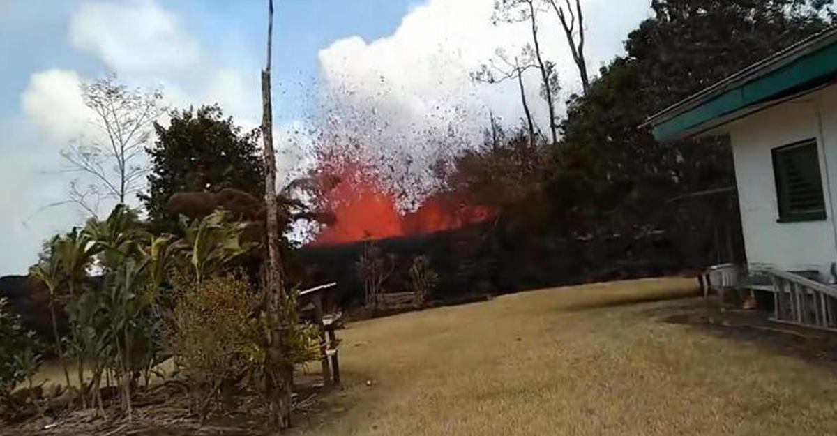 Житель Гавайев снял на видео огненный фонтан на заднем дворе своего дома