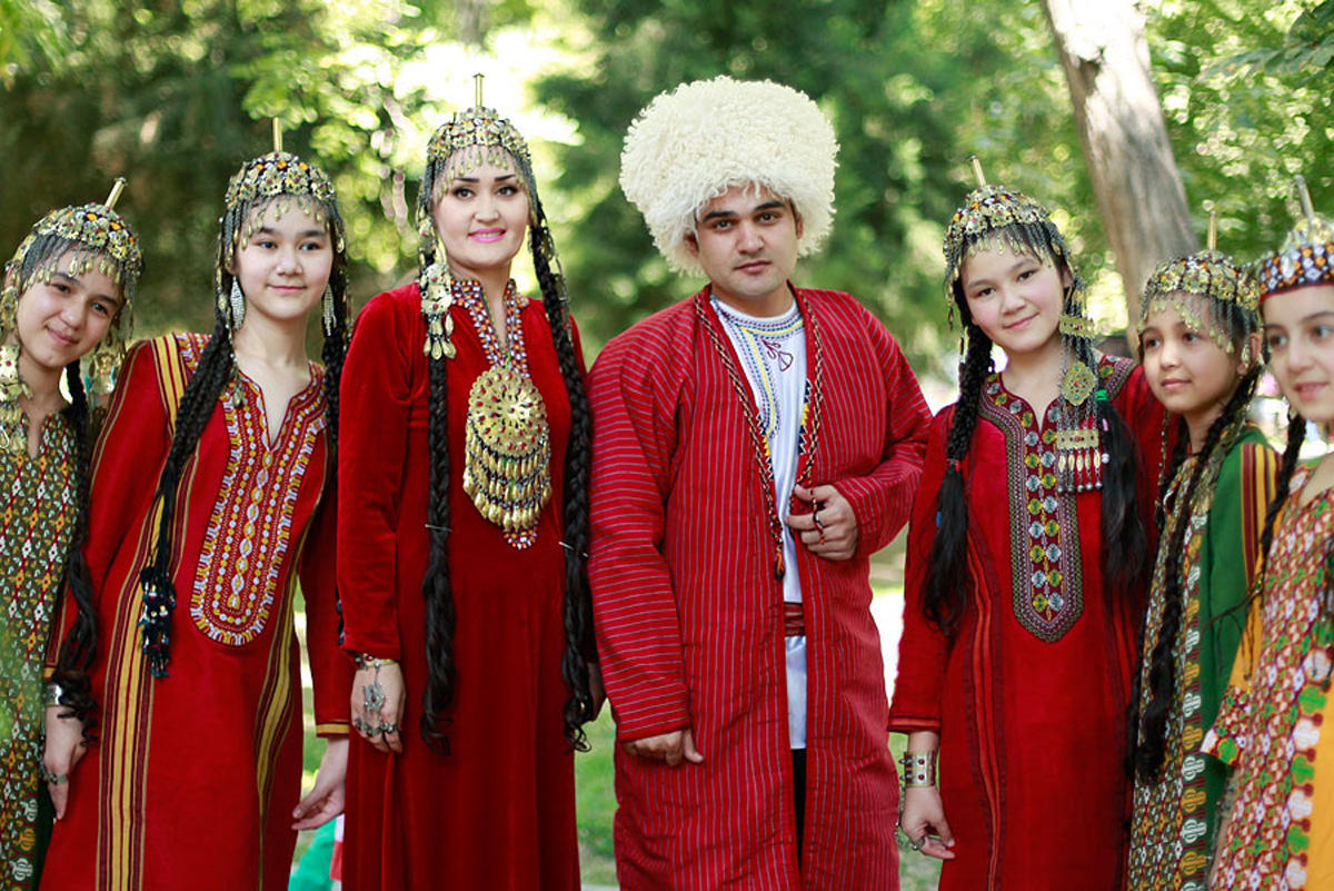 Сколько туркмен. Туркменистан Туркмен туркменка. Туркмении одежда Туркмении Национальная. Национальная одежда ставропольских Туркмен. Туркменский тельпек.