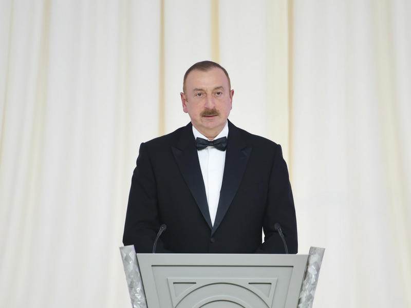 Президент Ильхам Алиев: Транспортные коридоры Север-Юг и Восток-Запад осуществляются за счет крупных инвестиций Азербайджана.