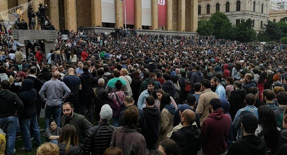В центре Тбилиси проходит одна акция протеста и две контракции
