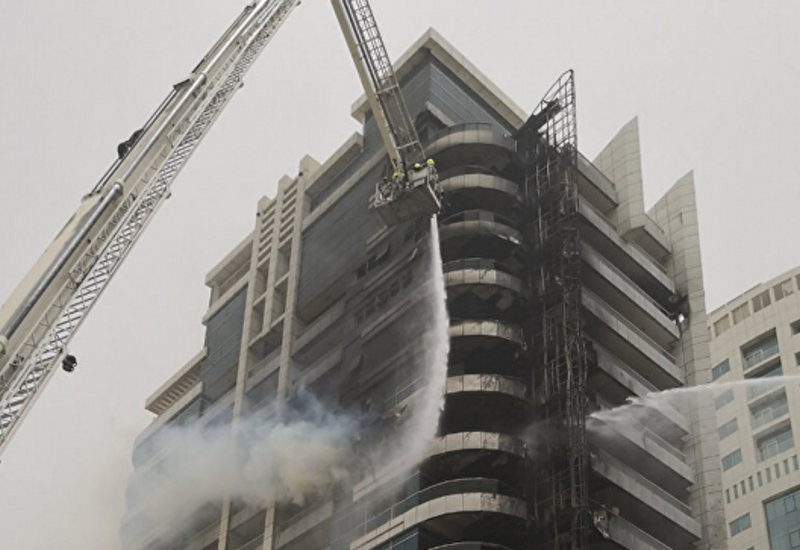 Сильный пожар произошел в небоскребе в Дубае