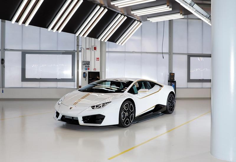 Папский Lamborghini продали в пять раз дороже обычного