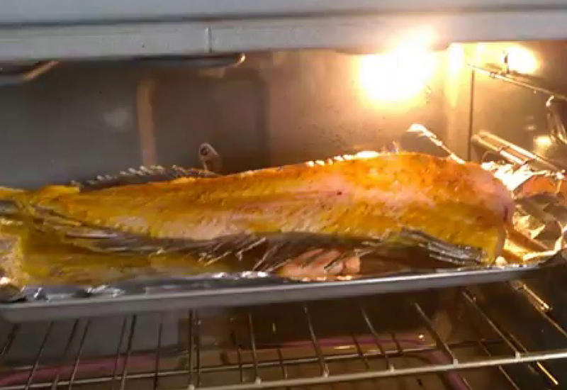 Филе рыбы начало скакать в духовке во время запекания