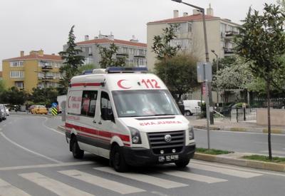 В Турции поезд врезался в легковой автомобиль