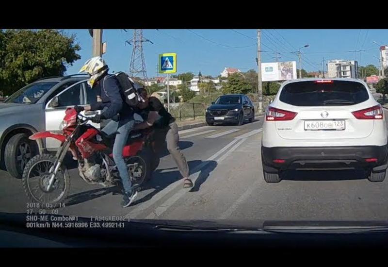 В России задевший велосипедиста водитель напал на байкера